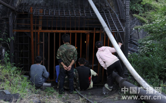 被困者家属在矿井口焦急地等待亲人消息。