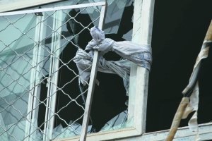 事发时，租户将失火楼二层的窗户玻璃打碎，并拆下防护网逃生。