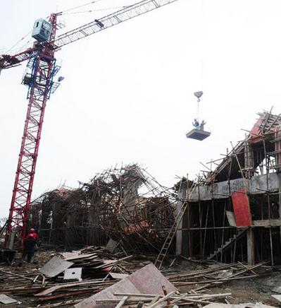江苏扬州一在建厂房发生坍塌 十余人受伤