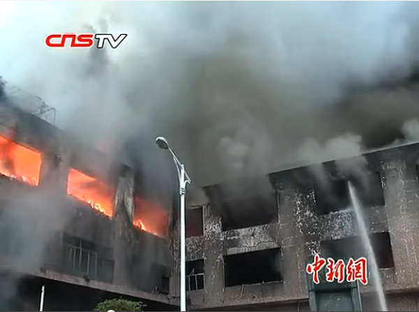 深圳一电器公司发生火灾 狂烧十余小时