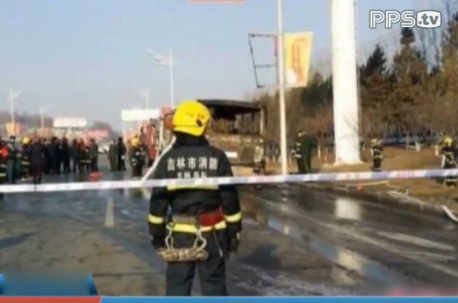 吉林企业通勤车起火10死17伤