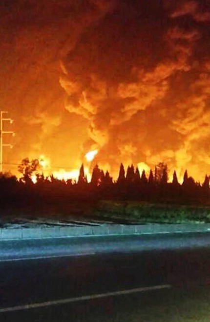 记者连线-金州中石油输油管线爆裂致大火