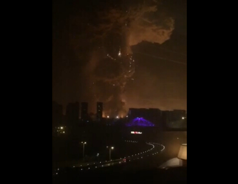 天津溏沽爆炸，约五里外拍摄视频