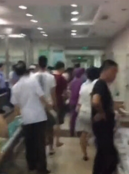 实拍天津爆炸致医院人员爆满 多人被高温灼伤
