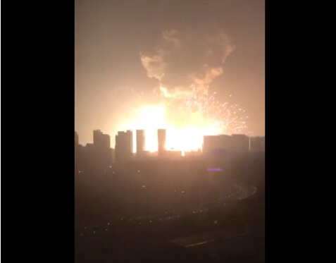 天津溏沽爆炸，约十里外拍摄视频