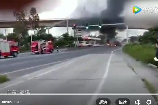 广东遂溪两车相撞油罐车爆炸+离加油站仅数十米