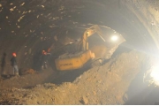 云南迪庆在建隧道坍塌8人被困 (图文)