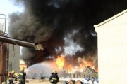 哈尔滨东北王润滑油公司发生爆炸并起火