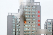 西安一商住楼房内存放化学物品起火致爆炸