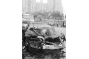 无牌保时捷撞飞环卫工 肇事者坐车离开(图)