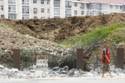 武汉一小区2500户同时装修 建筑垃圾堆成山(图文)