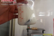 飞鹤奶粉惊现黑色异物  消费者讨说法