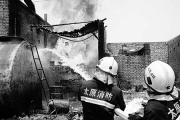 电线老化引燃炼油厂成品油
