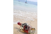 海南省三亚亚龙湾部分海滩被油污污染 目前已清理干净