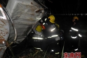 福建宁德一油罐车翻下斜坡致1死1重伤