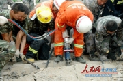 甘肃定西在建楼房倒塌致1死2伤（图）