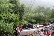 湖北恩施一载23吨汽油罐车侧翻致1死3伤