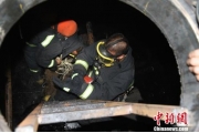 新疆工人油罐内作业发生3人窒息致1死