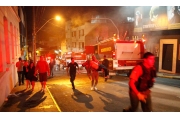 巴西大学生夜总会聚会  火灾致233人遇难（组图）