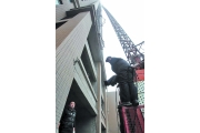 郑州一小区施工电梯厢27楼坠落两工人遇难