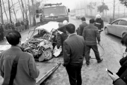 河南信阳一辆大客车与小轿车相撞致4人死亡