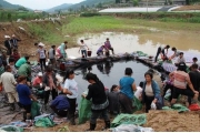 陕西延安山体滑坡致输油管破裂1吨原油流入河