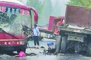 河南大巴车遭无牌卡车前后夹击 3名学生身亡