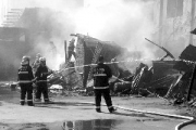 南京一厂房失火近三小时 十多桶航空煤油爆燃