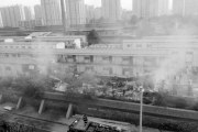 辽宁沈阳一工地起火  事发地围墙曾连砸6辆车