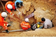 广西钦州砖厂工地塌方致1人被埋 消防用勺刨挖救援