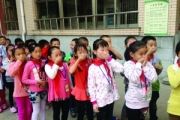江苏一工厂排废气包围学校 学生回家双眼通红