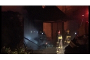湖南一酿酒厂凌晨突发大火 厂房外墙不断爆裂脱落