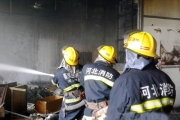 河北秦皇岛一建筑工地在拆厂房突然起火