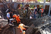 浙江温州一在建老人活动中心坍塌  致7人被埋1人死亡