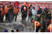 北京长安街东单路口热力管线发生泄漏