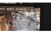 温州数次发生下水道爆炸事故  一女子在旁被炸飞