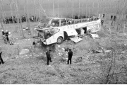 河南双层大巴翻车致4死55伤原因查明 系爆胎所致
