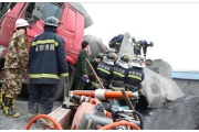 湖北襄阳一水泥罐车卸载时罐体发生爆炸 致1死2伤