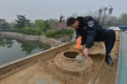 济南一罐体车凌晨在护城河偷排污  司机弃车而逃