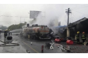 南京一油罐车撞上化学品货车爆燃大火引燃民房致4人死亡