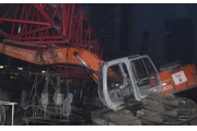 杭州市中心一工地70米吊臂倒塌 一工人被压身亡