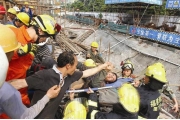 厦门一工人不慎踩空  被钢筋刺穿身体