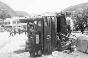 湖北一水泥罐车侧翻压瘪三轮车 6人不幸全遇难