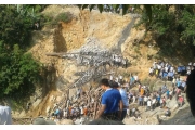 广东高州一在建石拱桥坍塌 致11人死亡
