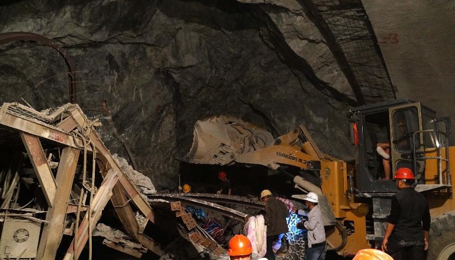 安徽省池州市望东长江公路大桥一处隧道施工过程中发生塌方事故
