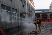 浙江一啤酒厂10吨液氨泄漏 12名消防官兵稀释排险