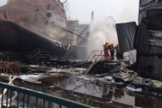江苏南京扬子石化炼油厂爆炸起火续：3个原油罐燃烧坍塌