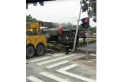 上海松江一土方车侧翻压扁小轿车 致2死1伤