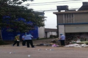 江苏如皋一废品收购站前的塑料桶爆炸 致1名女性身亡
