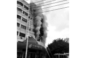 福清一邮政大楼突发火灾　窗户烧剩下框架无人伤亡